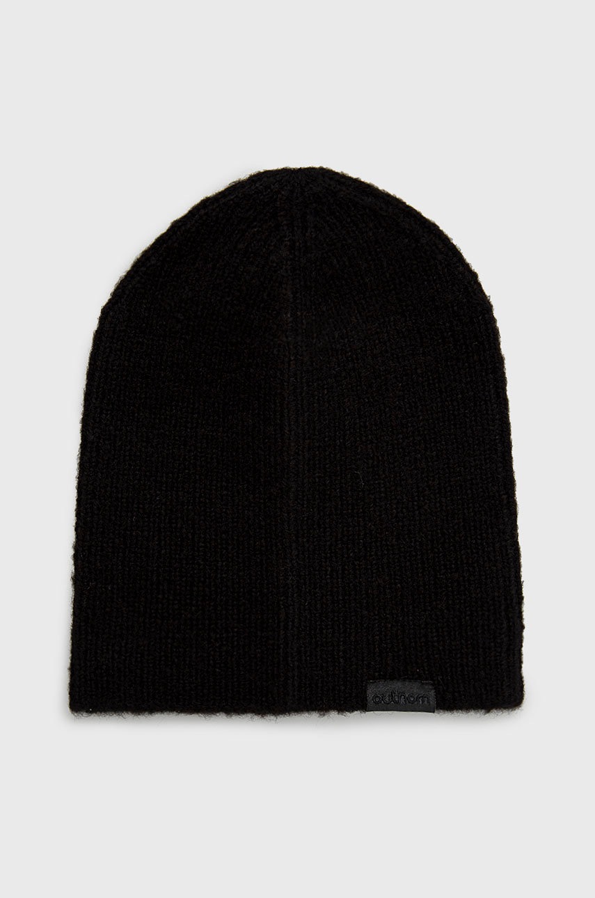 

Шапка Outhorn в черно, Черен