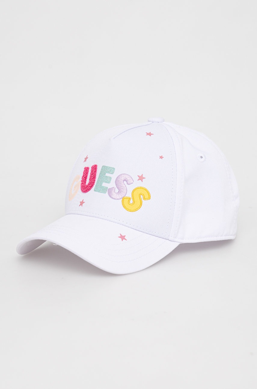 

Детска памучна шапка Guess в бяло с апликация, Бял