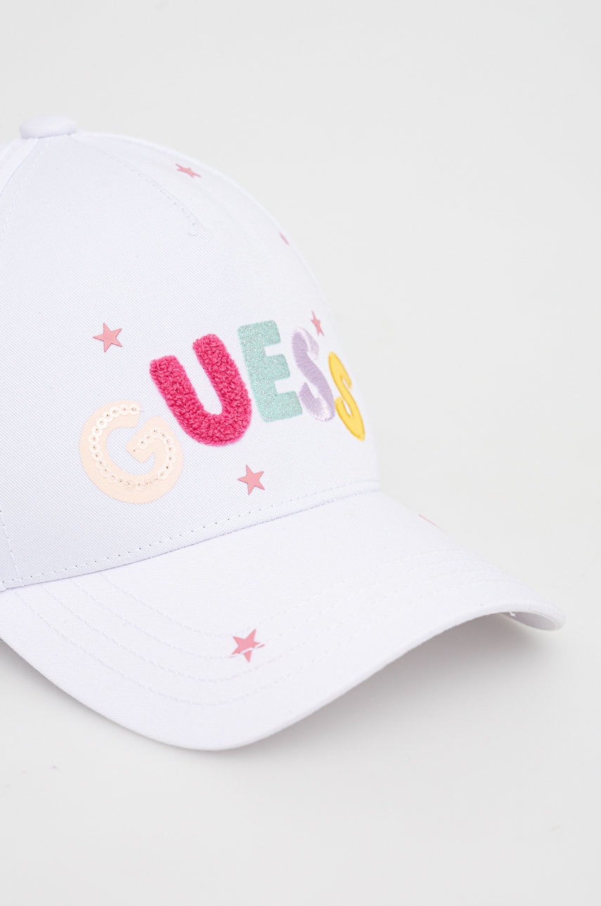 

Дитяча бавовняна кепка Guess колір білий з аплікацією
