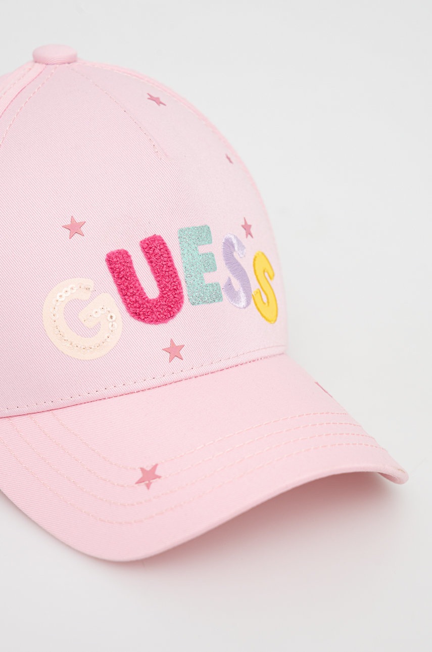 

Детская хлопковая кепка Guess цвет розовый с аппликацией