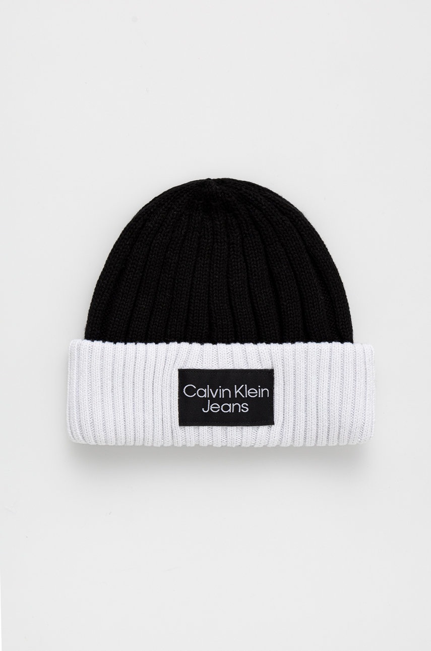

Детска шапка Calvin Klein Jeans в черно от плътен трикотаж, Черен