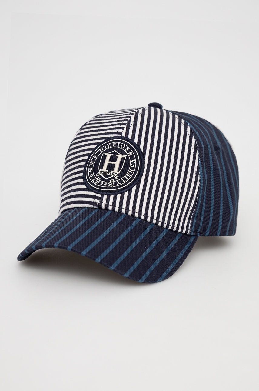 

Памучна шапка Tommy Hilfiger в тъмносиньо с десен, Тъмносин