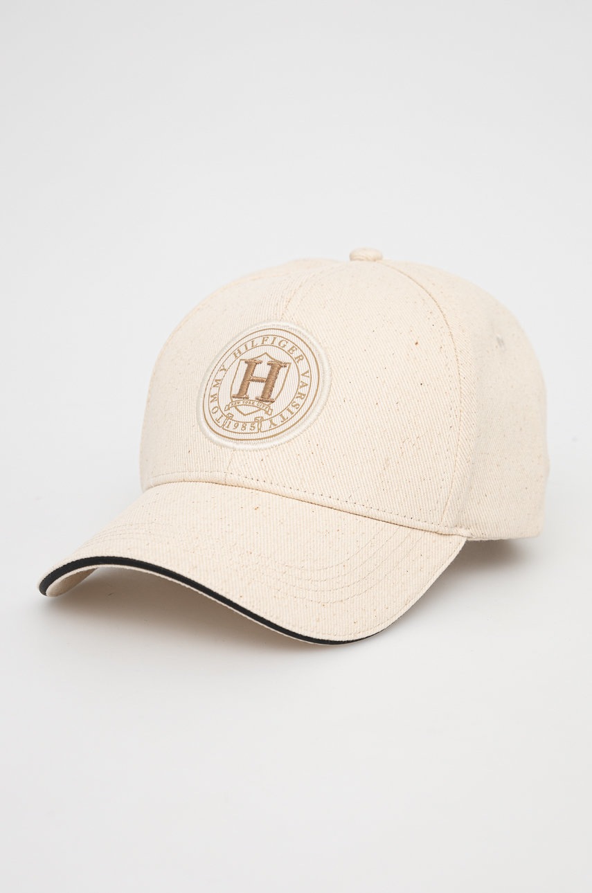 

Памучна шапка Tommy Hilfiger в бежово с апликация, Бежов