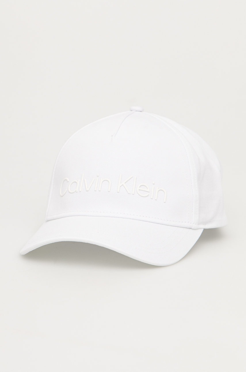 

Памучна шапка Calvin Klein в бяло с апликация, Бял
