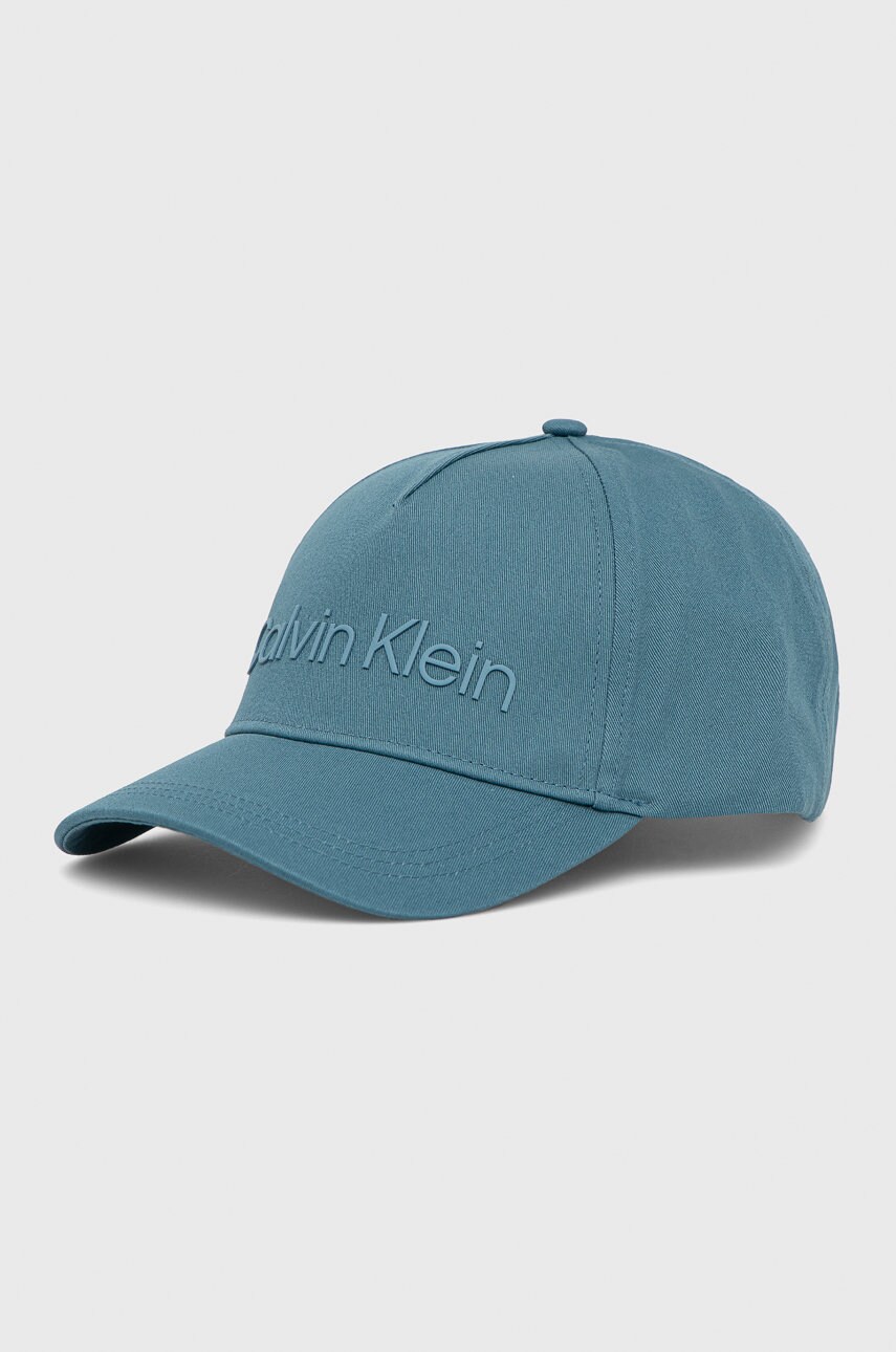 

Памучна шапка Calvin Klein с апликация, Син