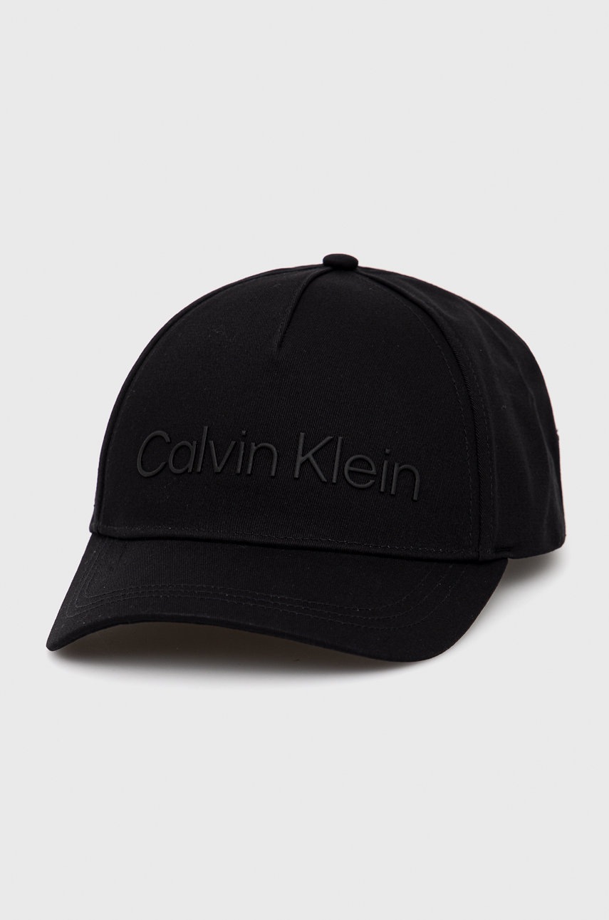

Памучна шапка Calvin Klein в черно с апликация, Черен