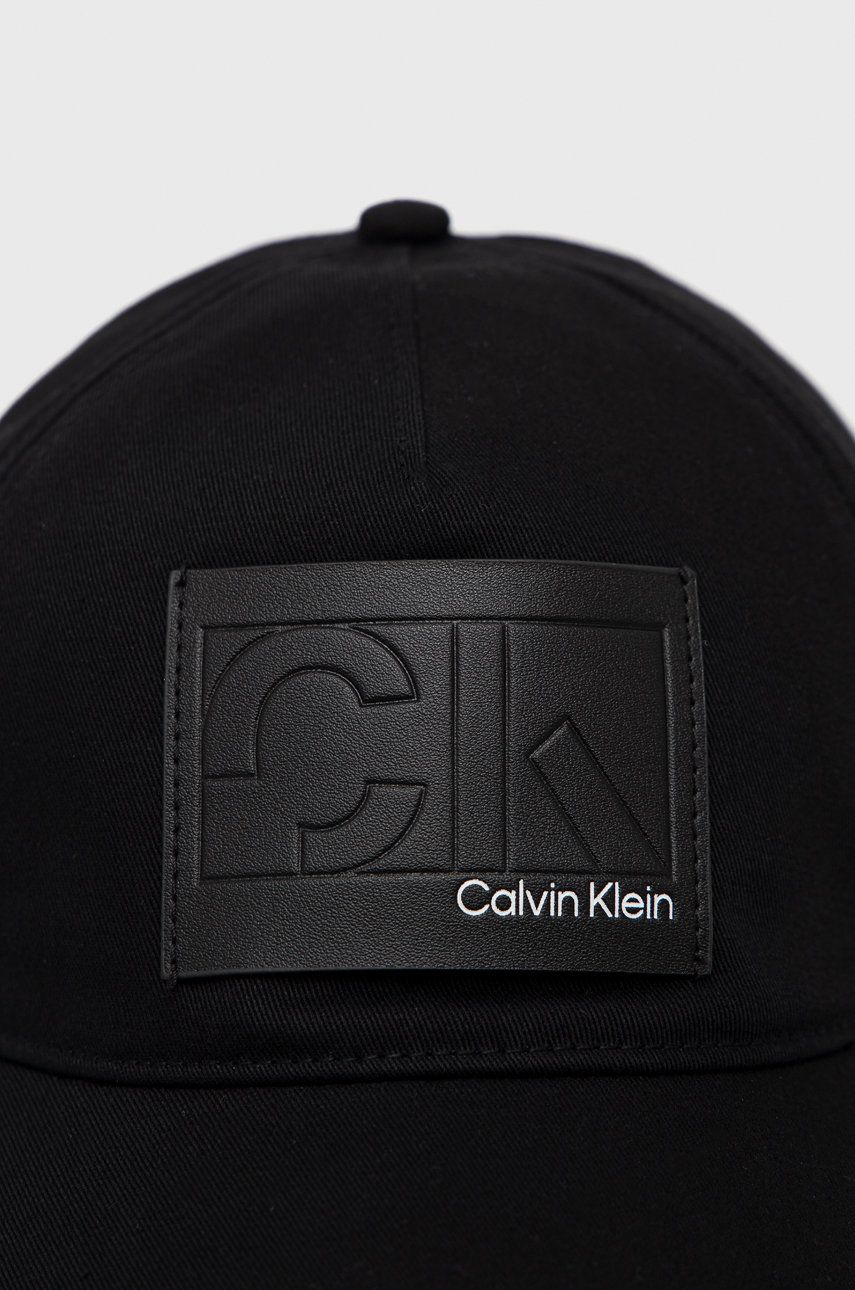 Calvin Klein czapka bawełniana kolor czarny z aplikacją