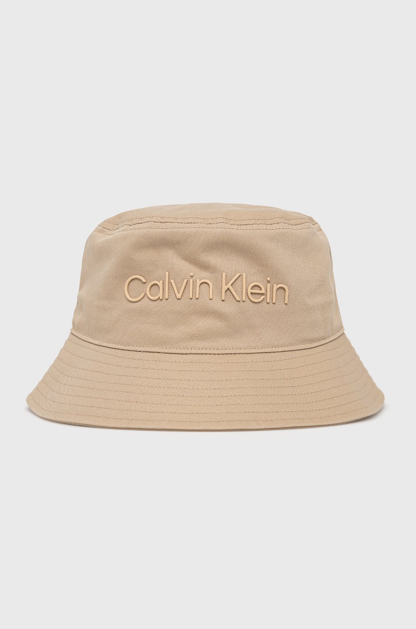 

Памучна капела Calvin Klein в бежово от памук, Бежов