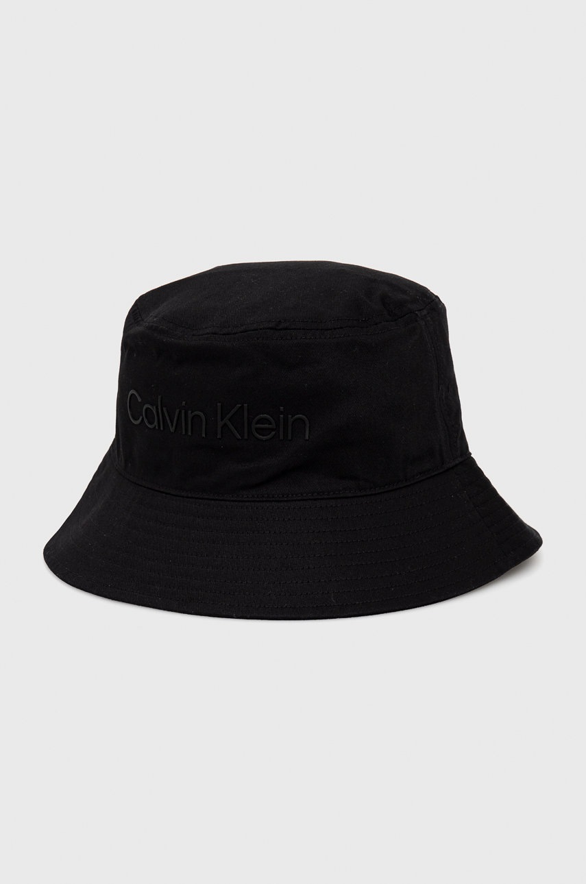 

Памучна капела Calvin Klein в черно от памук, Черен