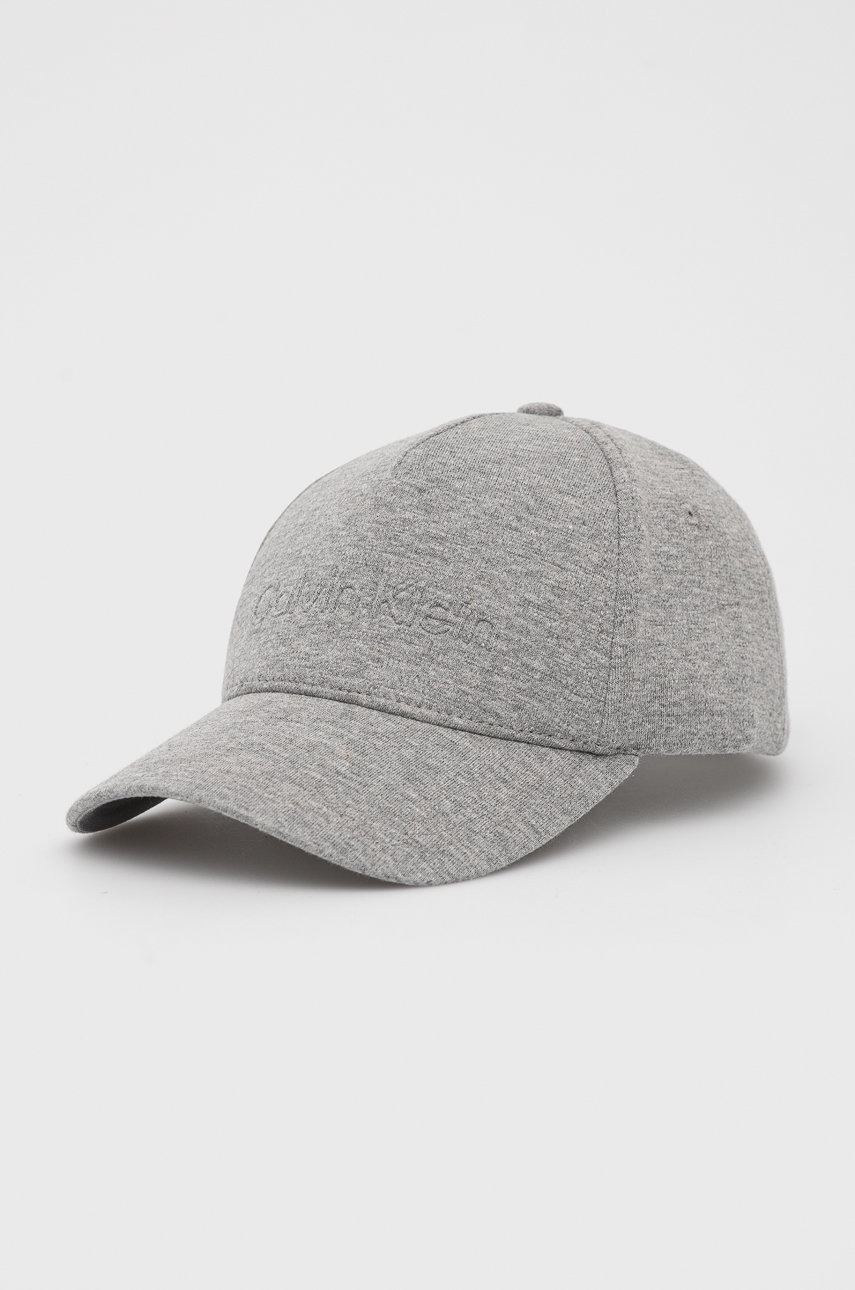 

Шапка Calvin Klein в сиво с изчистен дизайн, Сив