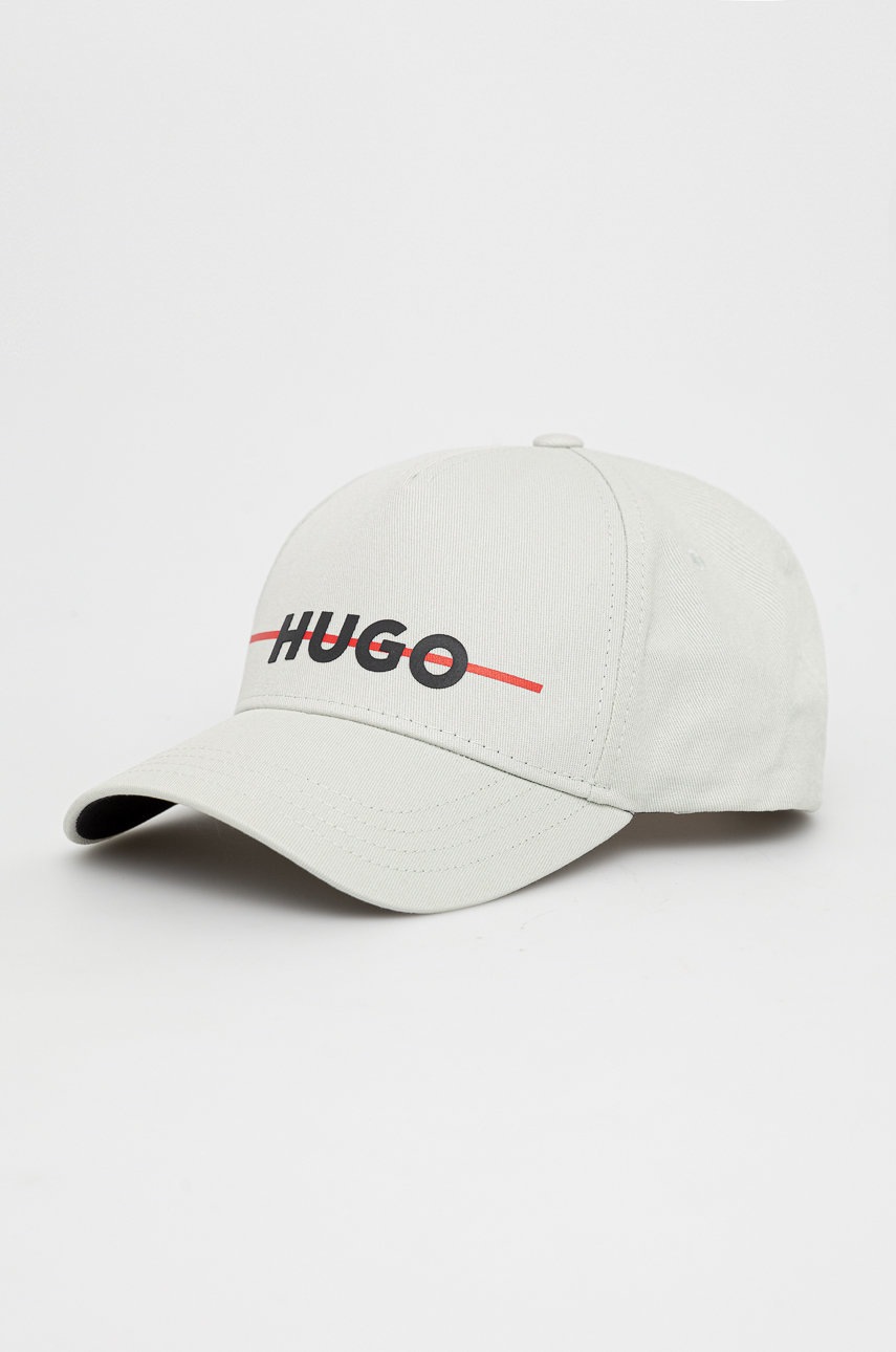 

Памучна шапка HUGO в сиво с принт, Сив
