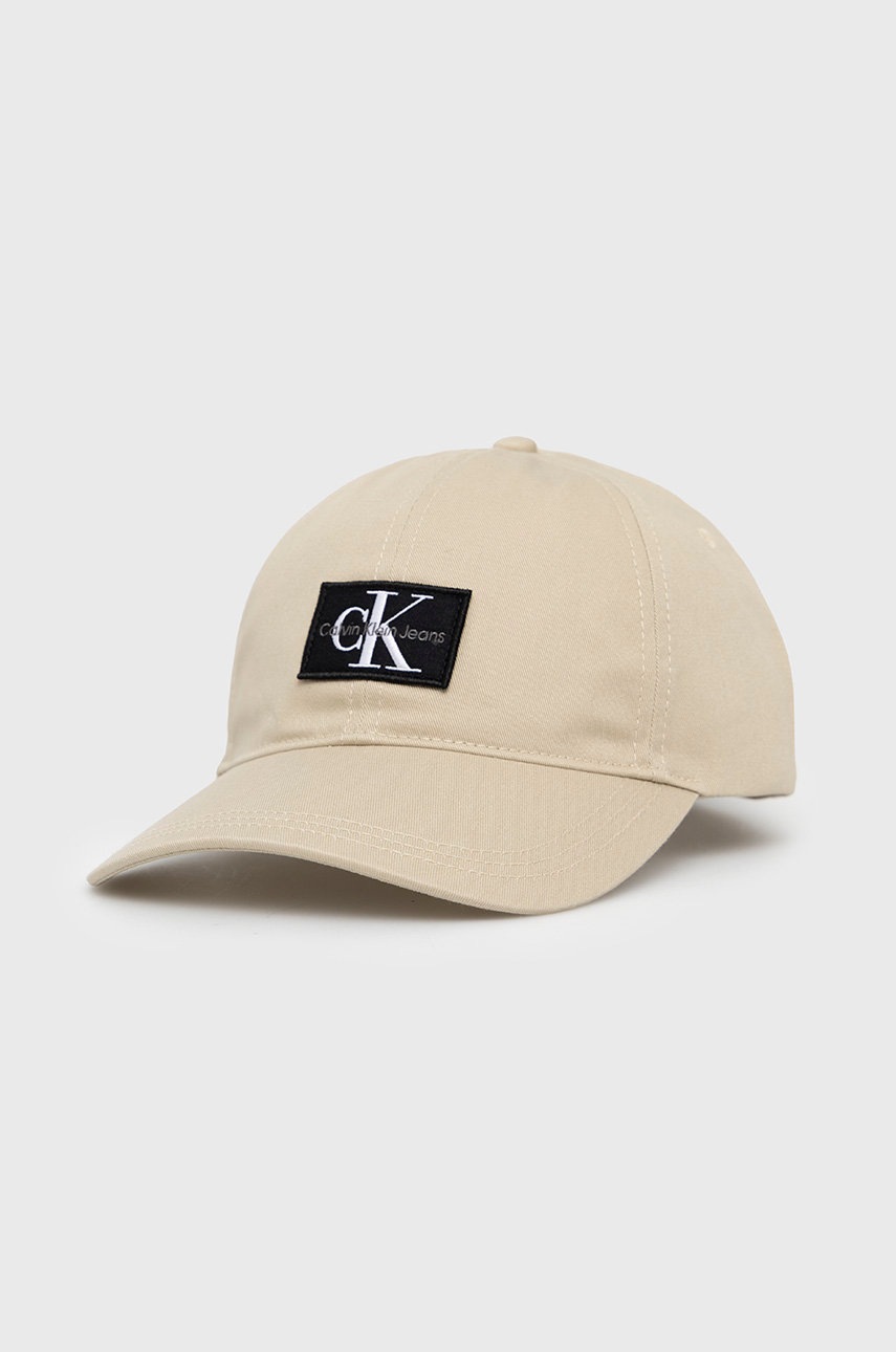 

Памучна шапка с козирка Calvin Klein Jeans в бежово с апликация, Бежов
