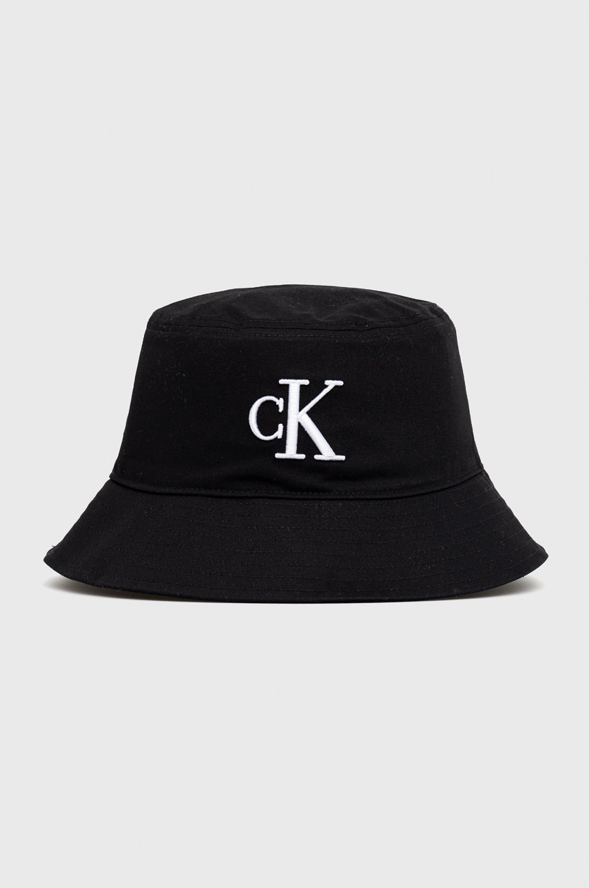 

Памучна капела Calvin Klein Jeans в черно от памук, Черен