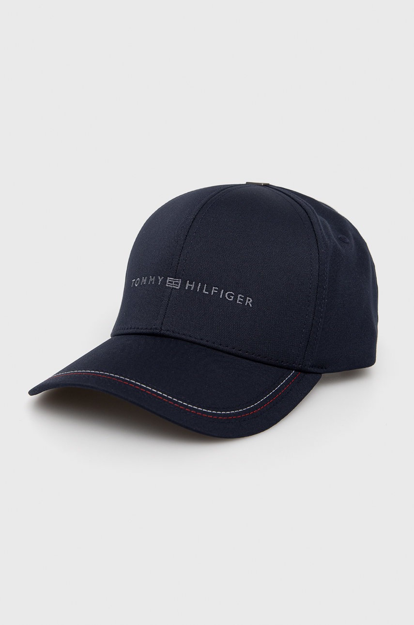 

Шапка с козирка Tommy Hilfiger в тъмносиньо с апликация, Тъмносин