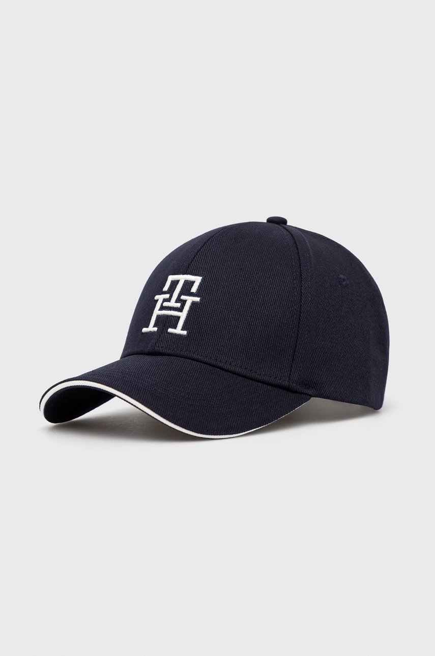 

Памучна шапка Tommy Hilfiger в тъмносиньо с апликация, Тъмносин