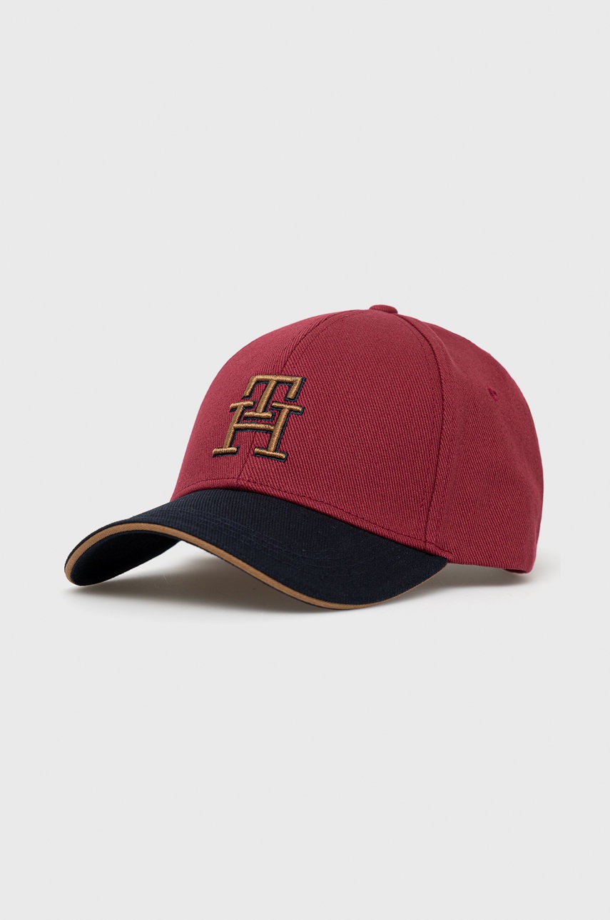 

Памучна шапка Tommy Hilfiger в бордо с апликация