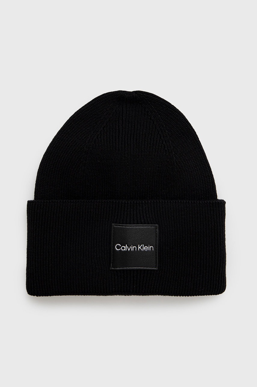 

Памучна шапка Calvin Klein в черно от памук, Черен