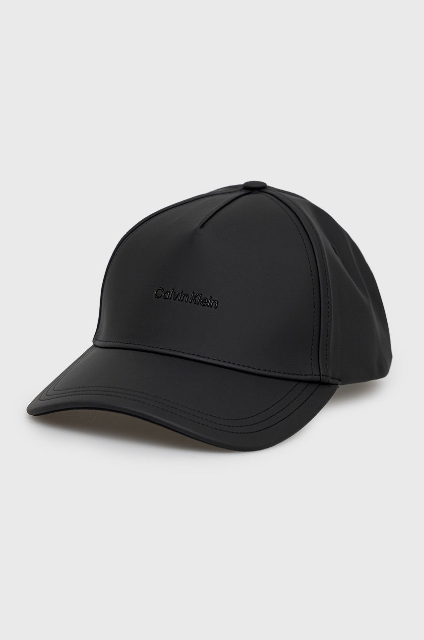 

Памучна шапка с козирка Calvin Klein в черно с апликация, Черен