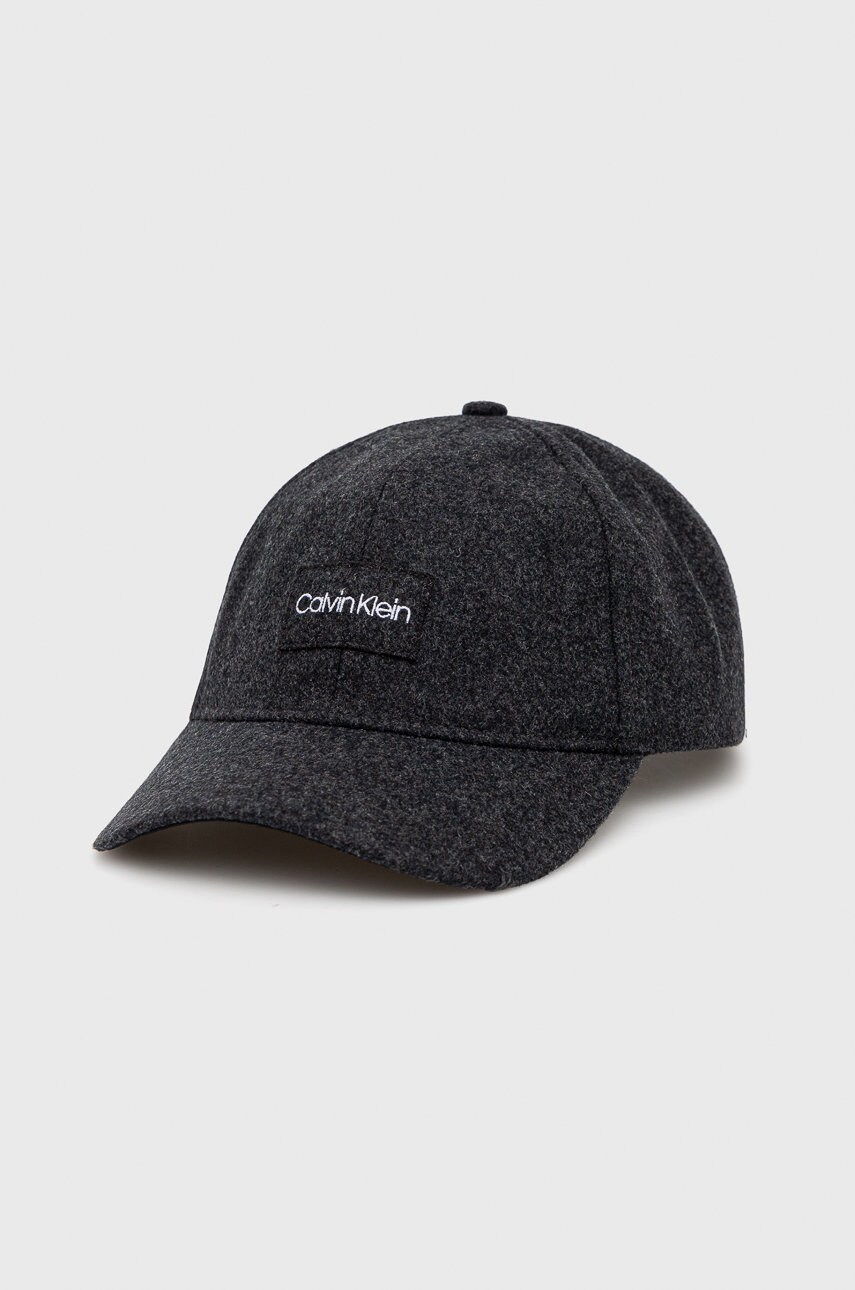 

Вълнена шапка Calvin Klein в сиво с изчистен дизайн, Сив
