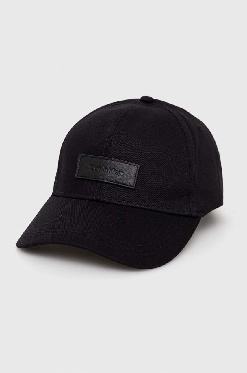

Памучна шапка с козирка Calvin Klein в черно с изчистен дизайн, Черен