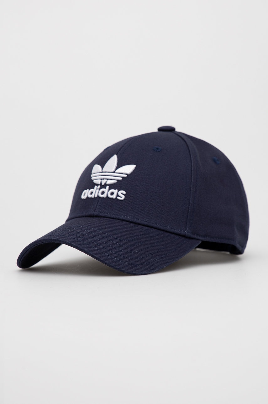 

Шапка adidas Originals в тъмносиньо с апликация, Тъмносин