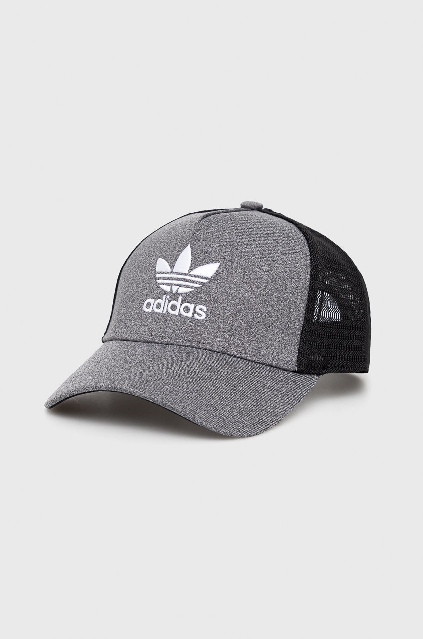 

Шапка adidas Originals в сиво с апликация, Сив