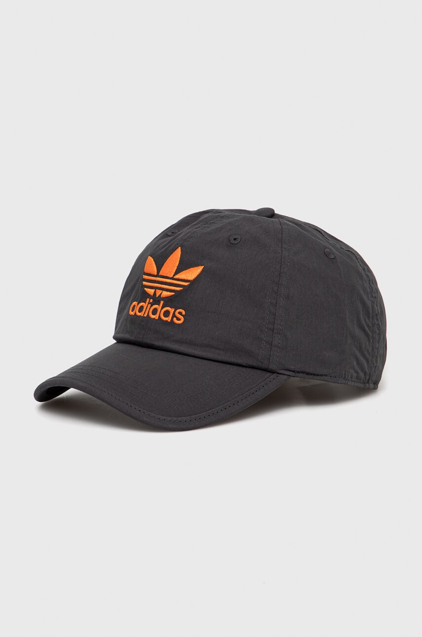 

Шапка adidas Originals в сиво с апликация, Сив