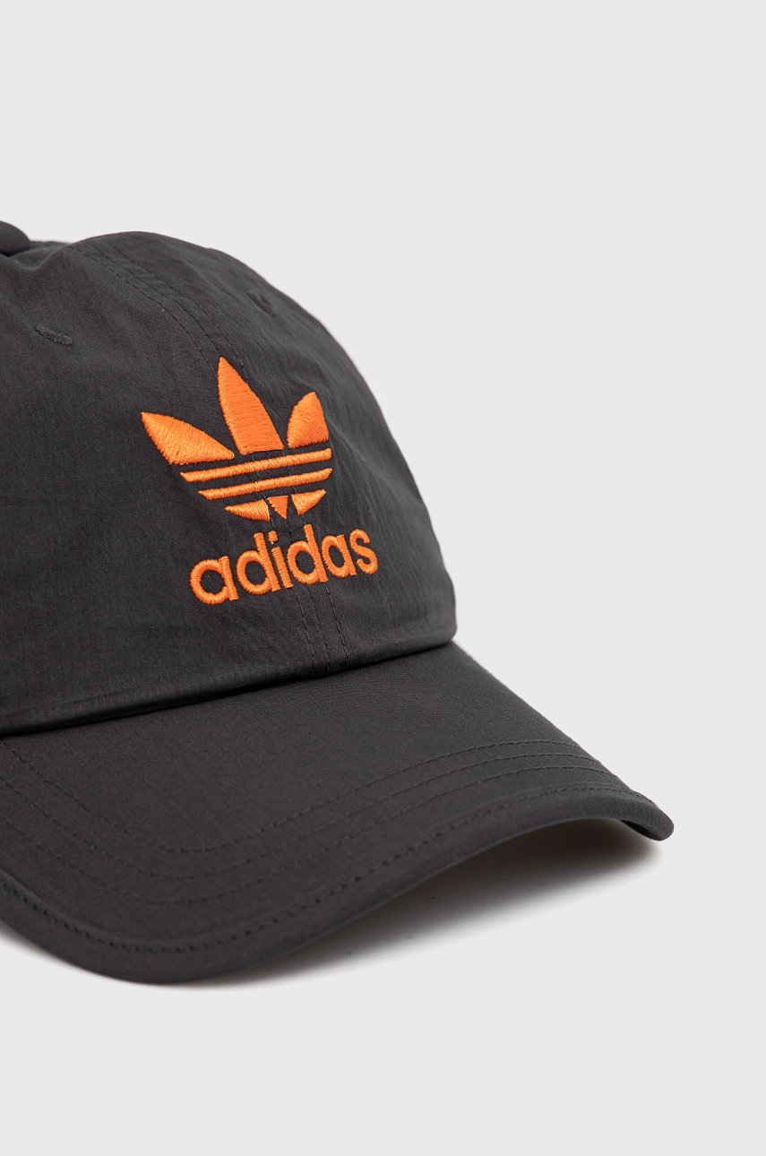

Кепка adidas Originals цвет серый с аппликацией