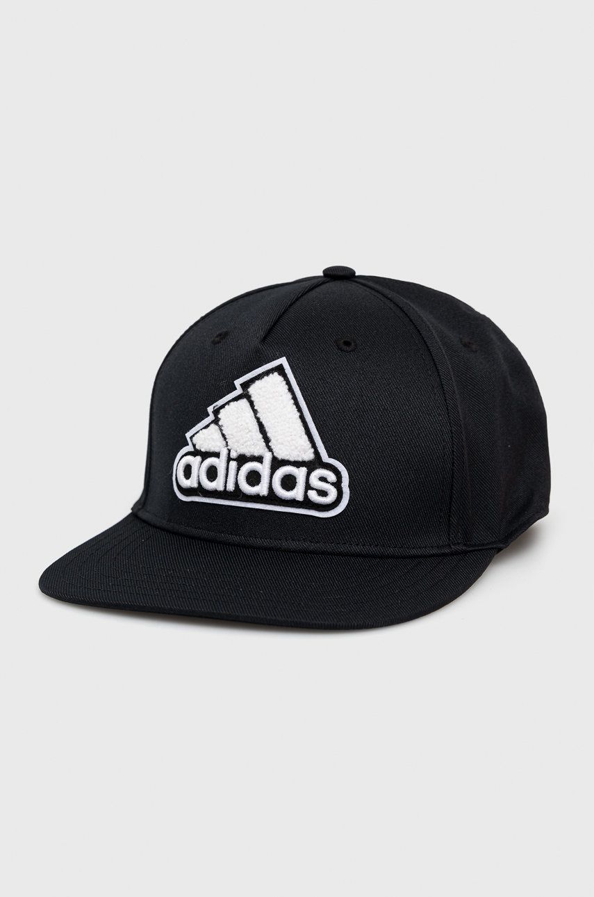 Čepice adidas černá barva, s aplikací - černá -  100% Recyklovaný polyester