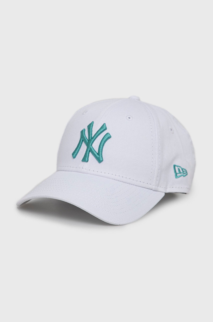 

Памучна шапка с козирка New Era в бяло с апликация, Бял