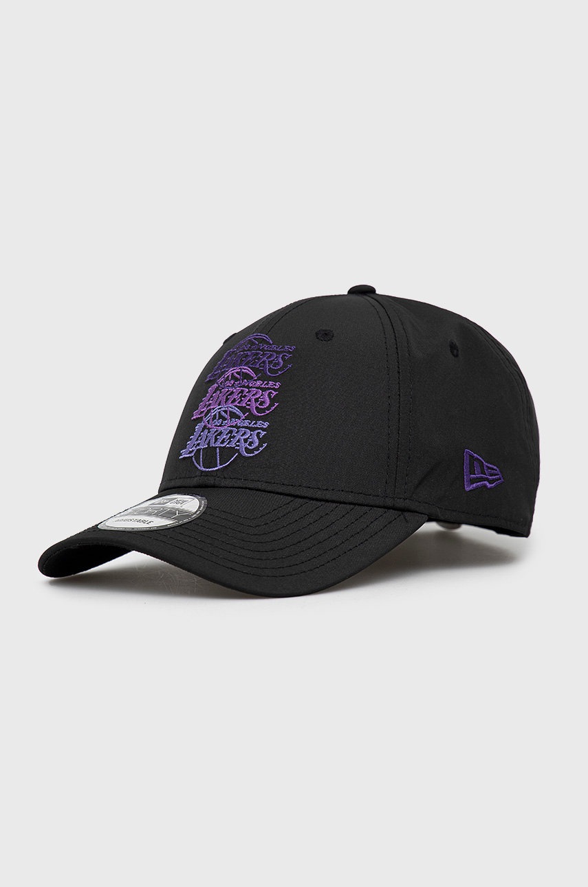 

Шапка с козирка New Era в черно с апликация, Черен