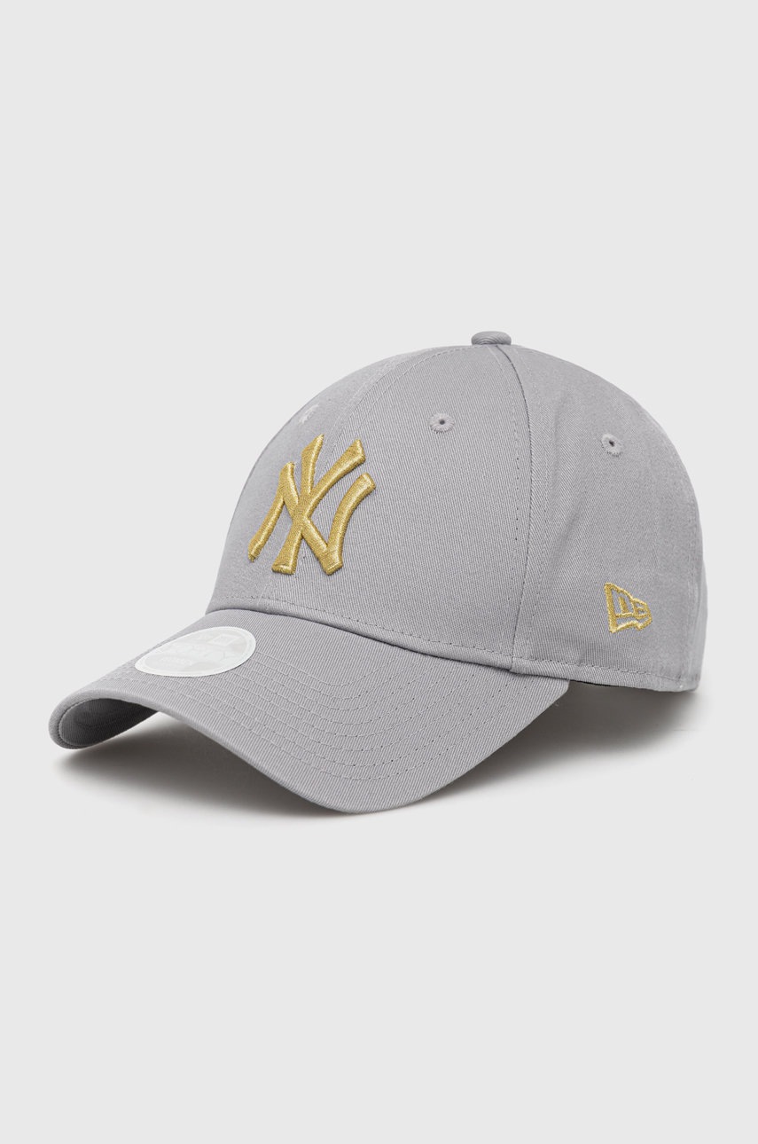 

Памучна шапка с козирка New Era в сиво с апликация, Сив
