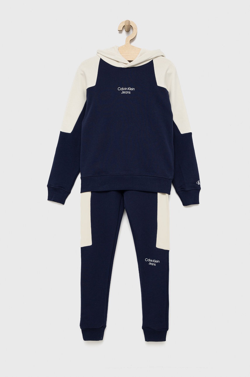 

Детски памучен анцуг Calvin Klein Jeans в тъмносиньо, Тъмносин