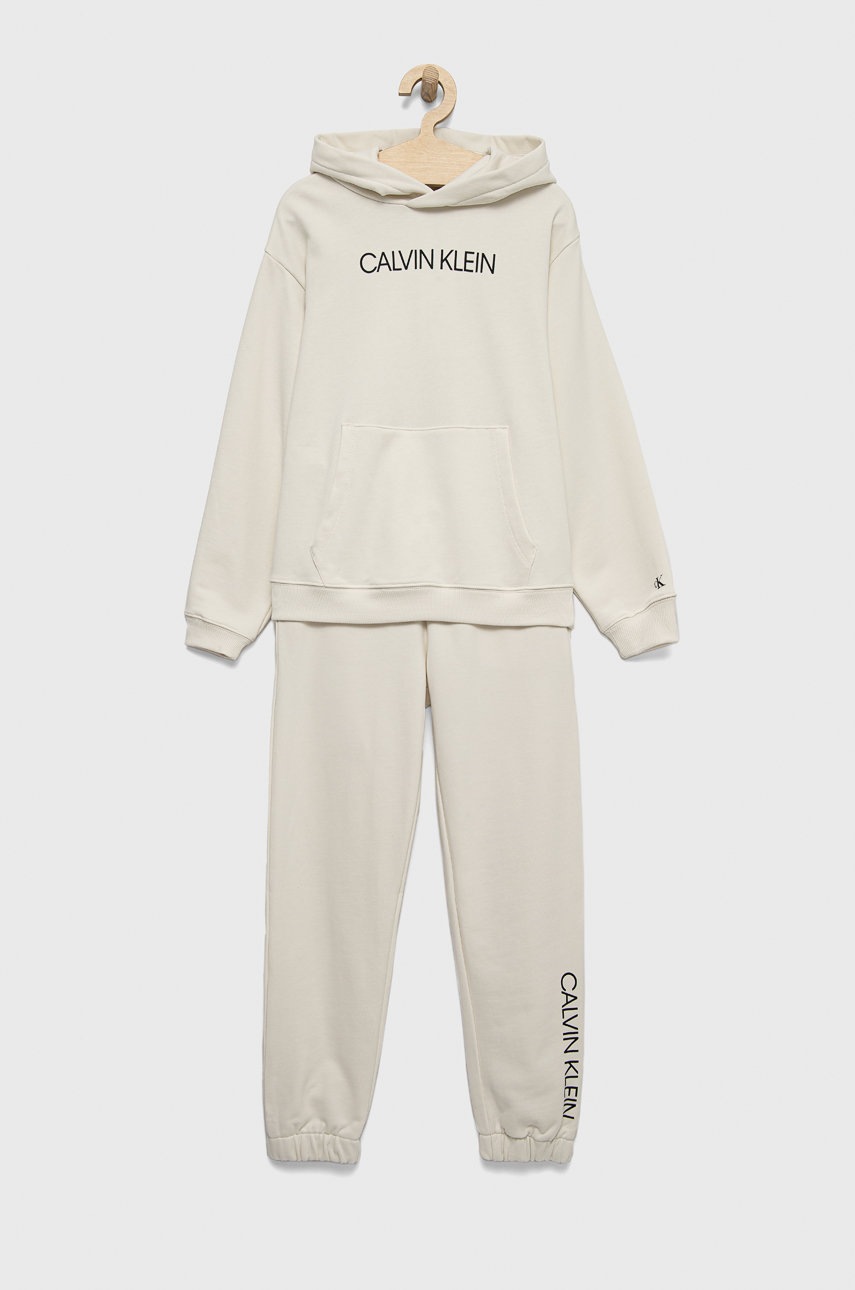 

Детски памучен анцуг Calvin Klein Jeans в бяло, Бежов