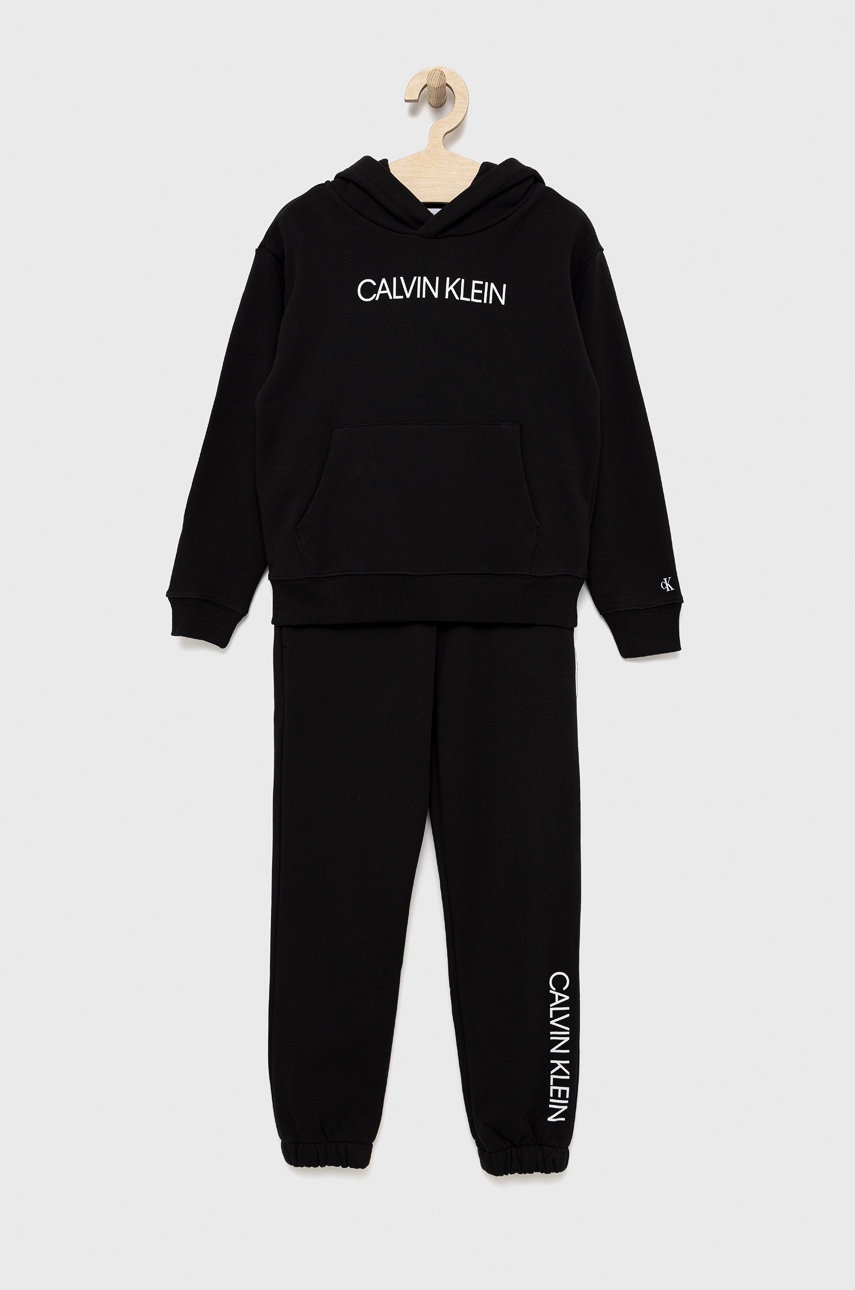 

Детски памучен анцуг Calvin Klein Jeans в черно, Черен