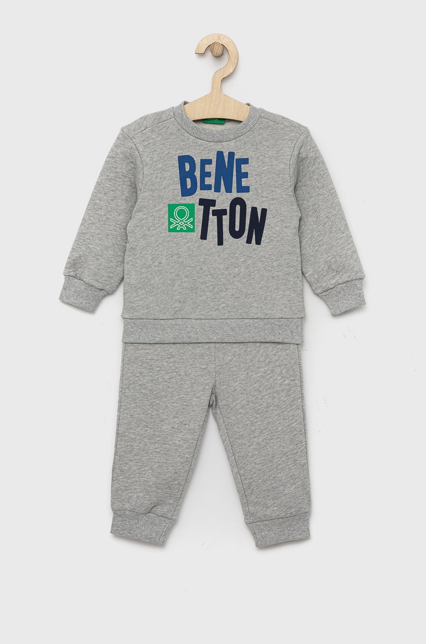 

Детски памучен анцуг United Colors of Benetton в сиво, Сив