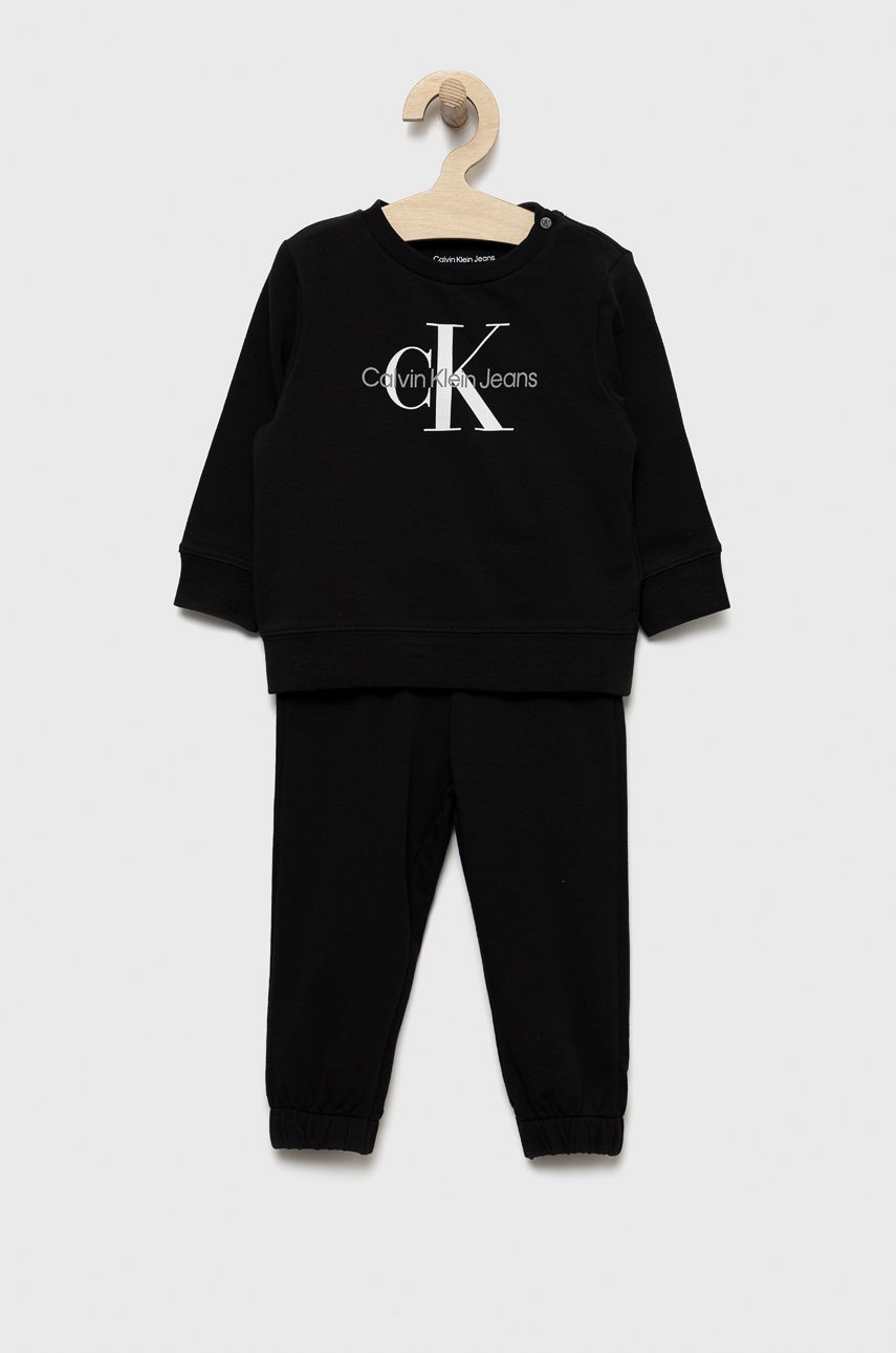 Levně Dětská tepláková souprava Calvin Klein Jeans černá barva
