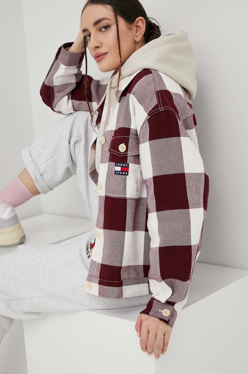 

Риза Tommy Jeans дамска в бордо със свободна кройка с класическа яка
