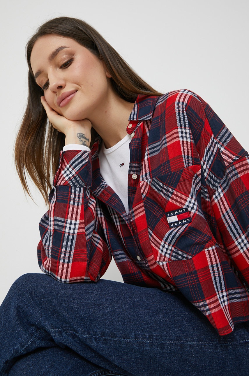 

Риза Tommy Jeans дамска в червено със свободна кройка с класическа яка, Червен