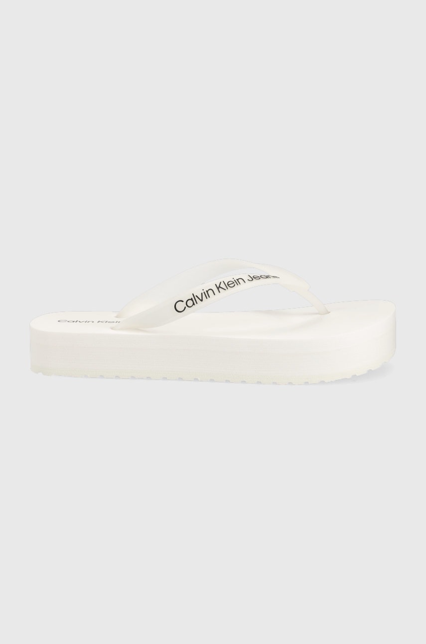 

Джапанки Calvin Klein Jeans Beach Sandal Flatform в бяло с равна подметка, Бял