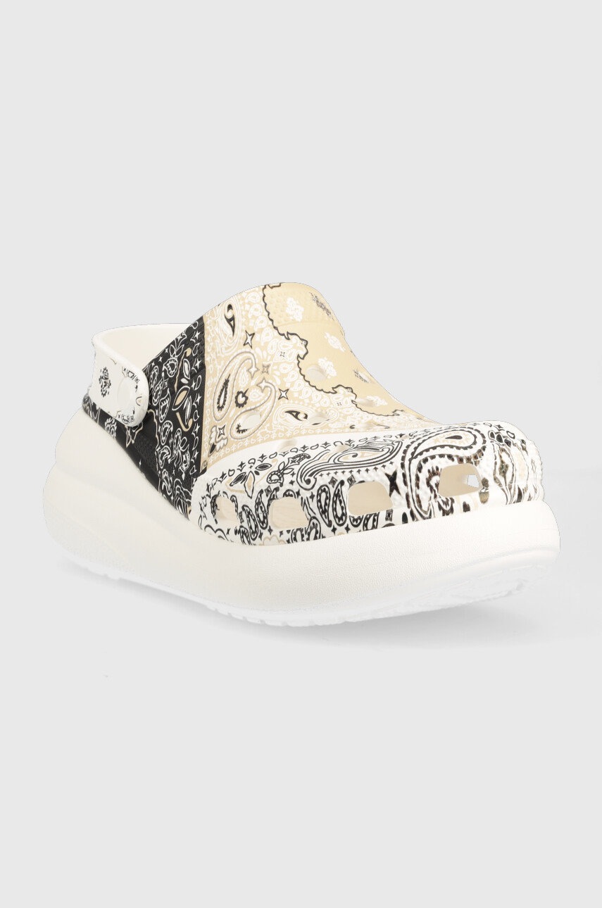 

Шлепанцы Crocs Classic Crush Bandana Clog женские цвет бежевый на платформе 208119