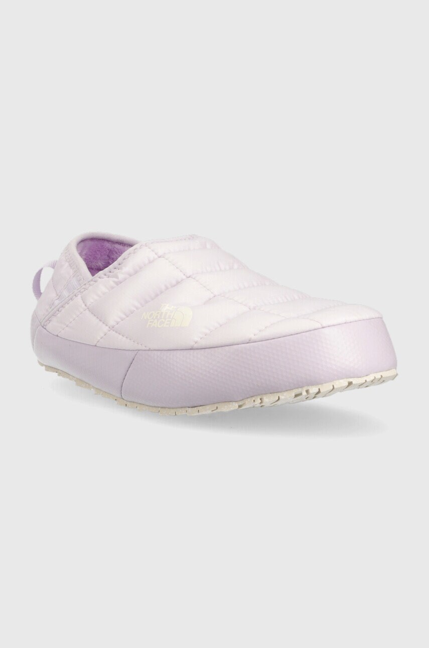 

Тапки The North Face Womens Thermoball Traction Mule V цвет фиолетовый
