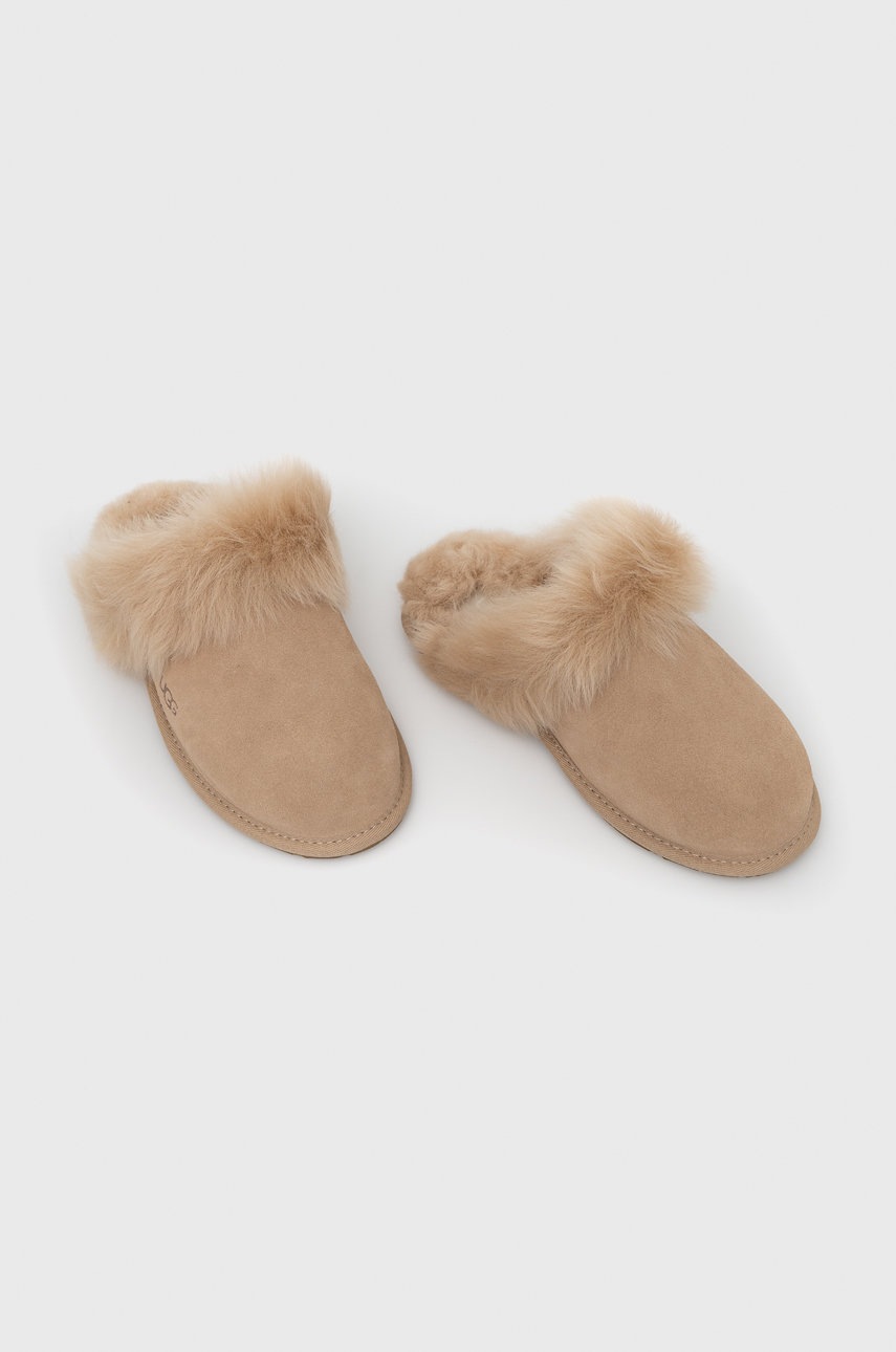 

Замшевые тапочки UGG W Scuff Sis цвет бежевый