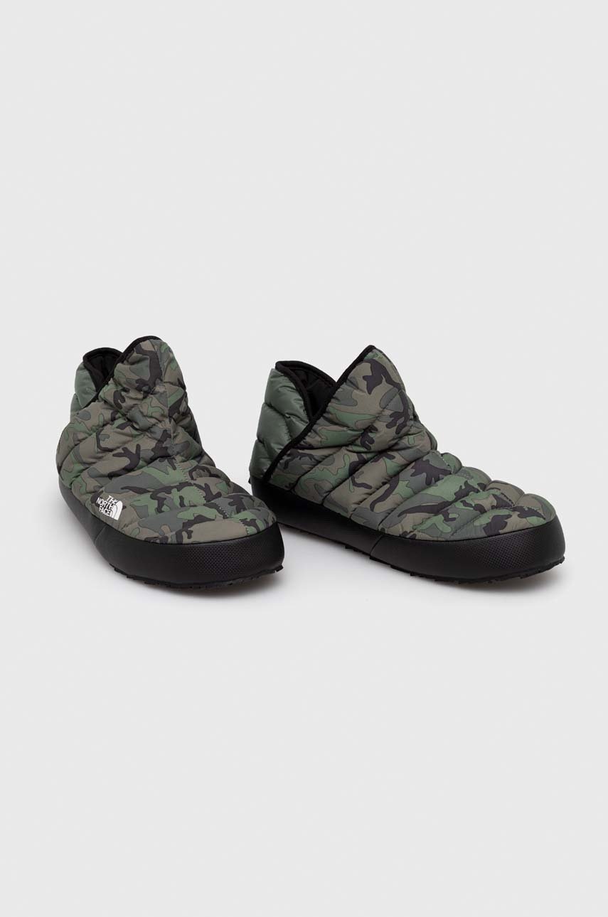 Παντόφλες The North Face Men S Thermoball Traction Bootie χρώμα: πράσινο φωτογραφία