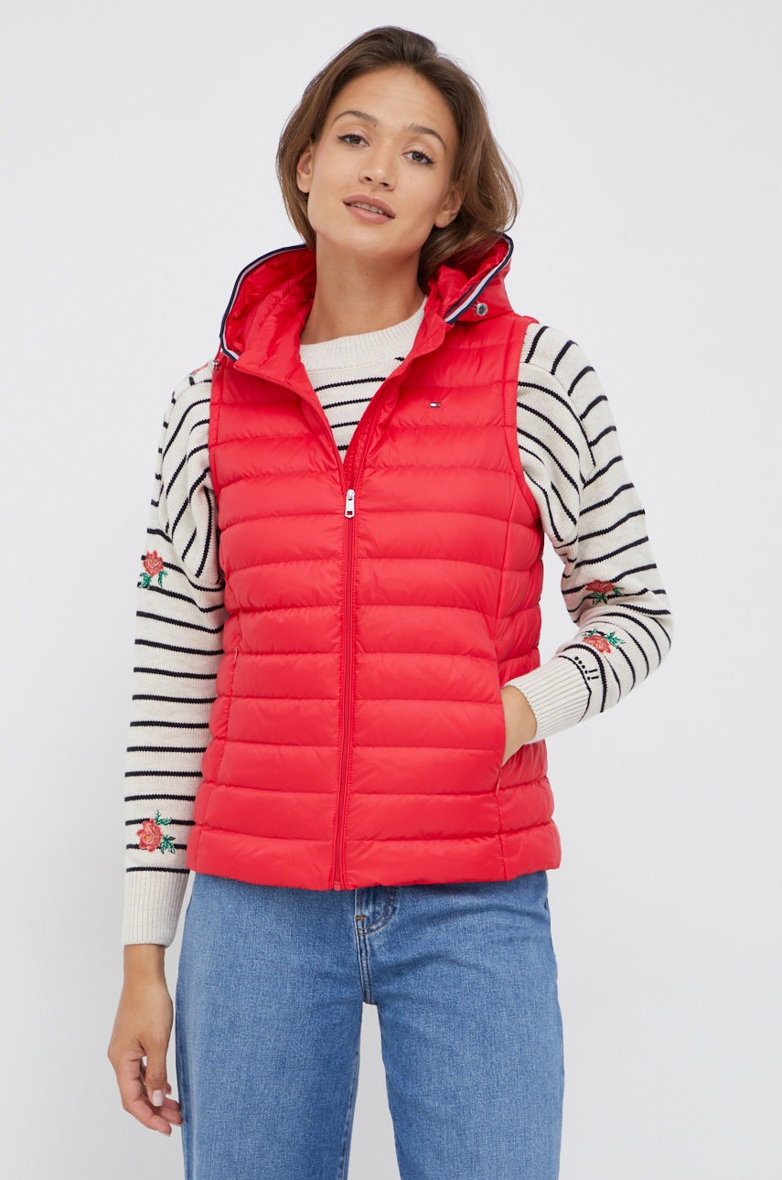

Пухен елек Tommy Hilfiger дамски в червено със зимна изолация, Червен