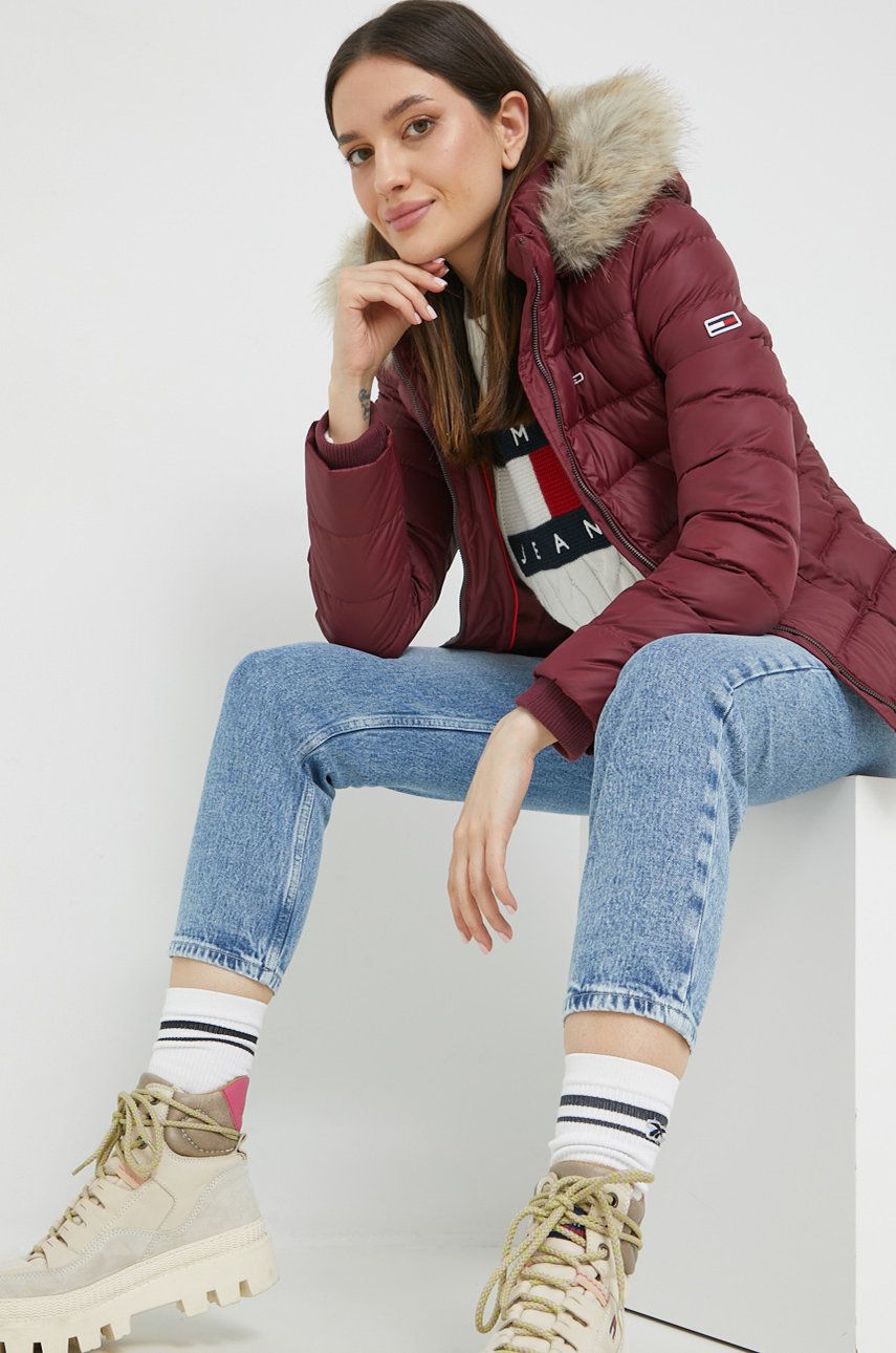 Tommy Jeans geaca de puf femei, culoarea bordo, de iarna
