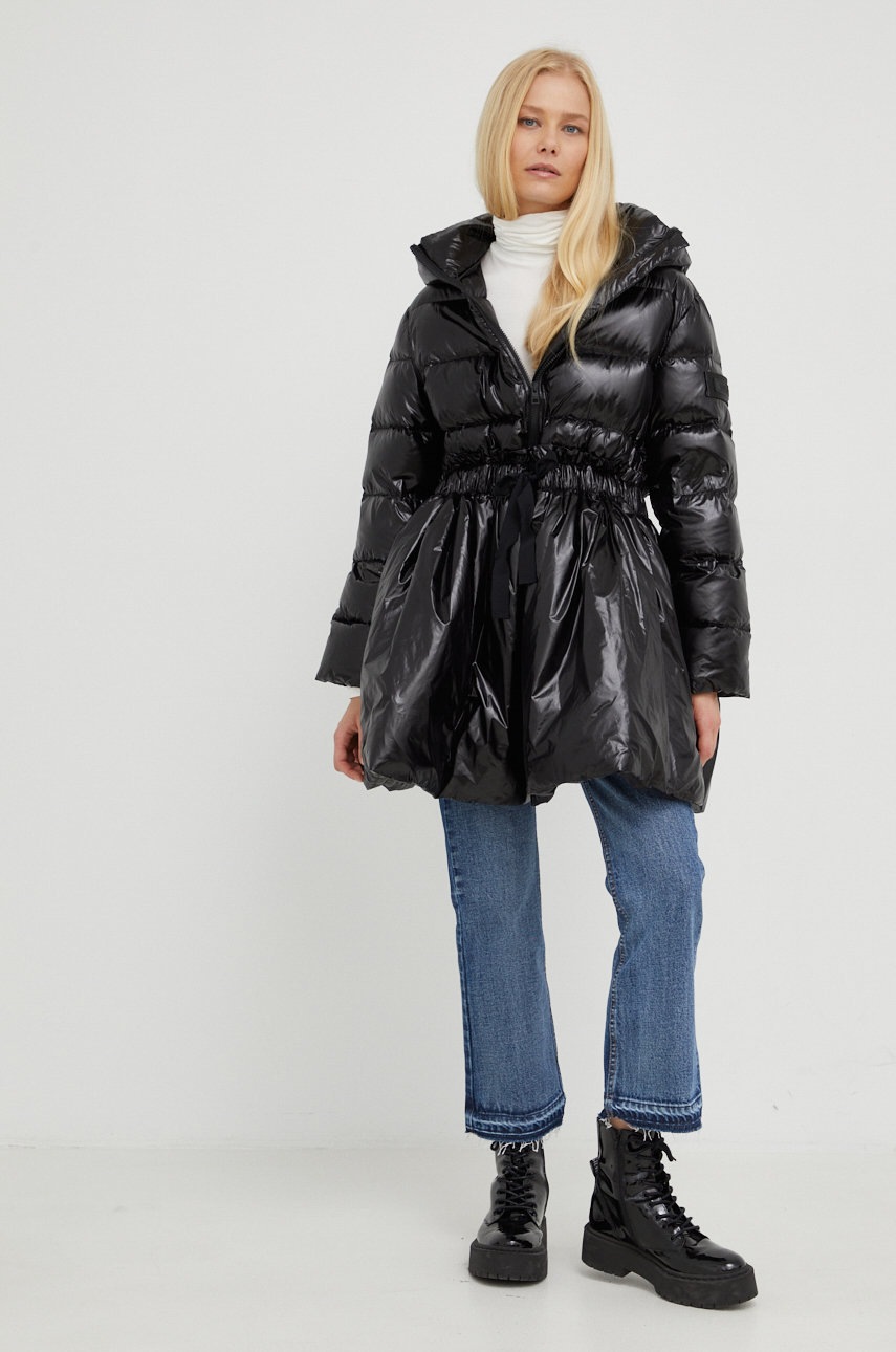 

Пуховая куртка Red Valentino женская цвет чёрный переходная