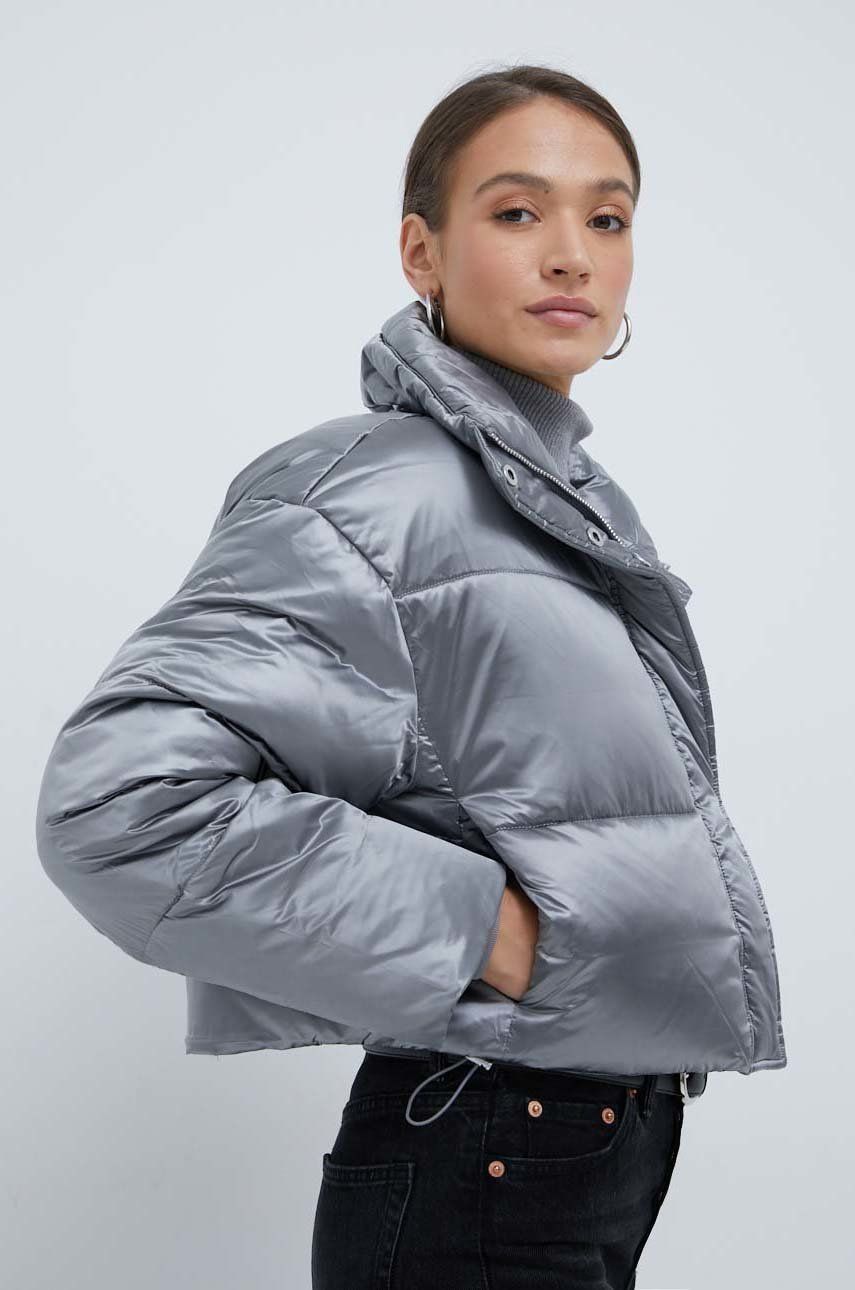 Bunda Calvin Klein dámská, stříbrná barva, zimní, oversize - stříbrná -  Hlavní materiál: 60% P