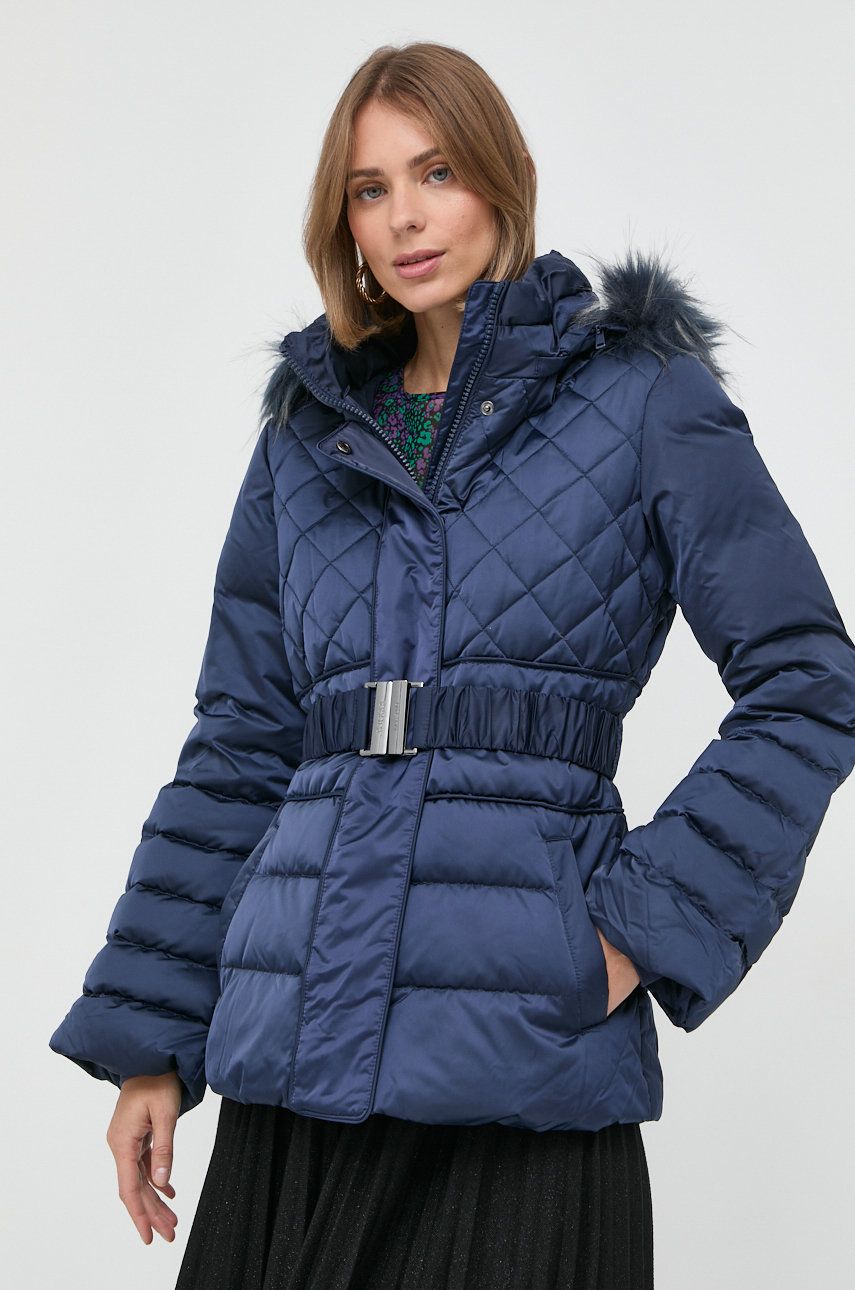 E-shop Péřová bunda Guess dámská, tmavomodrá barva, zimní