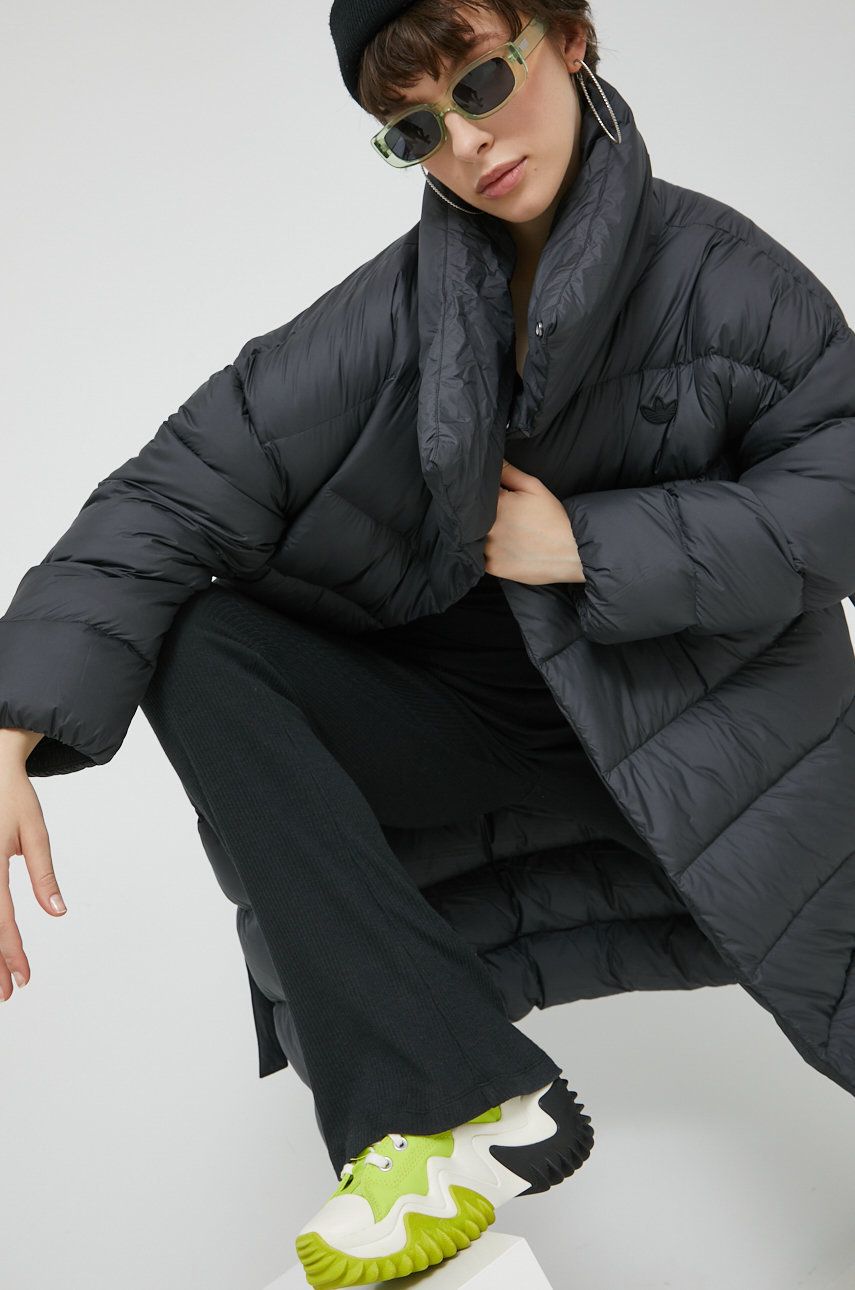 Péřová bunda adidas Originals dámská, černá barva, zimní, oversize - černá -  Hlavní materiál: 